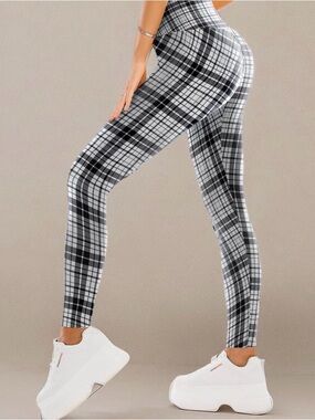 ⭐️Free Surprise Gift with Purchase⭐️ High-Waist Black & White Plaid Leggings